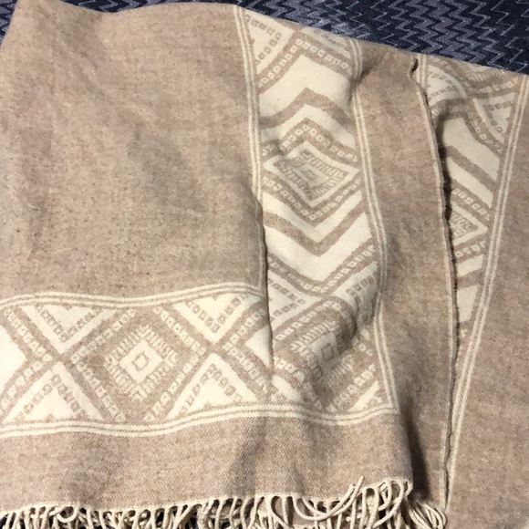 American Eagle Shawl Poncho Light Brown With Fringe - Picture 6 of 15